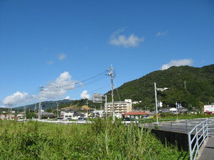 山の向こうは愛媛県　