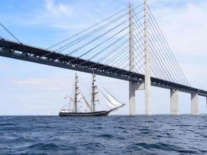 Das Schiff unter der Brücke