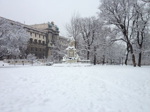 雪をかぶったモーツァルト像・・寒い