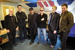 (v. l. n. r.: Craig Adams, Gero Herrde (A&R bei SPV), Simon Hinkler, Wayne Hussey, Mike Kelly, George Allen (Management).