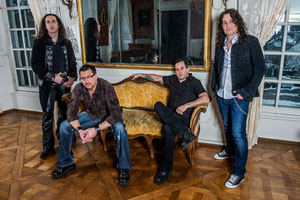 Photo von links nach rechts: Mistheria - keyboards / John West - vocals / John Macaluso - drums / Roger Staffelbach - guitars