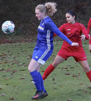 Ballkontrolle: Viktorias Sophie Trost (l.) behauptet sich im Duell mit Dortelweils Sanam Gholizadeh.