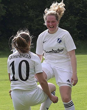 Ein Tänzchen der Siegerinnen: Julia Faupel (l.) glänzte mit einem Tor und drei Vorlagen, von denen Sophie Trost (r.) bei ihrem Führungstreffer profitierte. Foto: Richard Kasiewicz