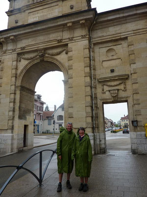 2 pèlerins pour Rome passent la Porte St-Pierre de Pontarlier
