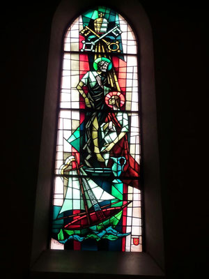 le vitrail du lavement de pied de St-Pierre dans l'église d'Orsieres
