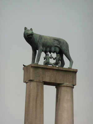 Romulus et Remus, sur une colonne à Piacenza