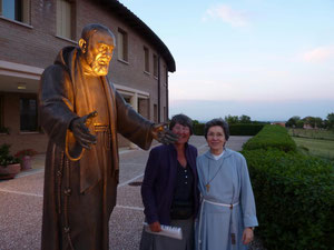 Soeur Patricia avec Agnès devant le Padre Pio