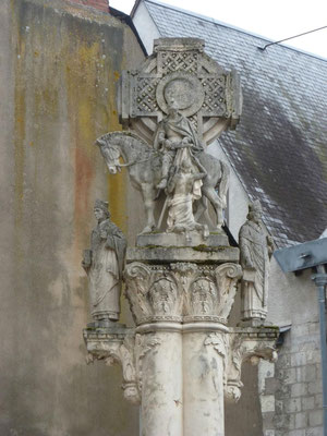 la statue de St Martin près de la basilique