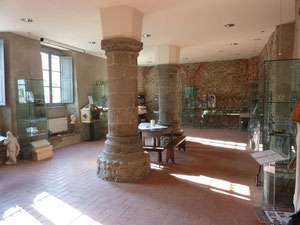 la salle capitulaire de l'ancienne abbaye transformée en musée avec la réplique du sarcophage de St-Caprais