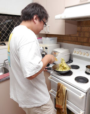 炒飯が踊ってる。手際よくなんでも作ってくれるクマさん=タカさん。