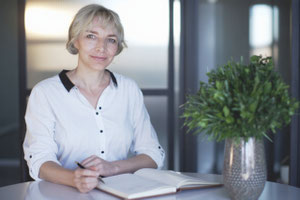 Heilpraktikerin Dr.-Ing. Sylvia Domack in ihrer Naturheilpraxis in Frankfurt