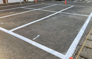 駐車場の白線引き（ライン）の様子