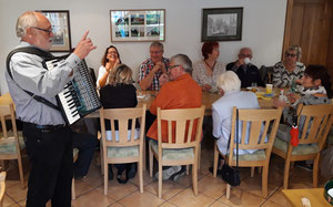 Frühschoppen im Heimathaus - Foto: HPD