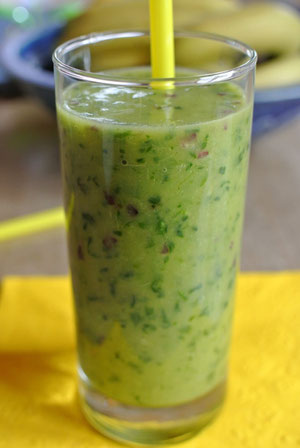 Grüner Smoothie mit Mango und Radieschenblätter