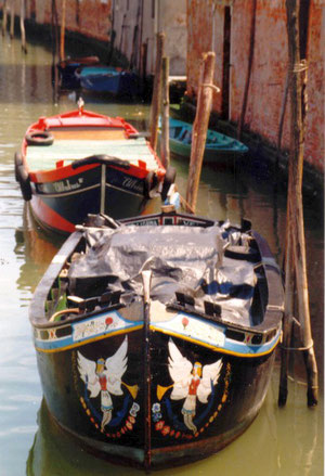 Boote im Rio della Sensa in Cannaregio