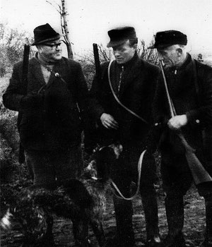 Mitte der 1960-iger Jahre bildeten Jäger aus Wackersleben, Gunsleben und Neuwegersleben eine Jagdgesellschaft: Ernst-August Bassüner (Wackersl.), Siegfried Rössing (Gunsl.), Otto Baake (Neuw.) v. li.