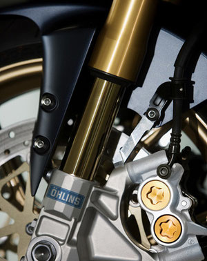 Die YZF-R1SP, die limited Edition der R1 ist mit anspruchsvollen Federelementen von Öhlins und Aluminium Rädern von Marchesini ausgerüstet – das reduziert das Gewicht der ungefederten Massen.