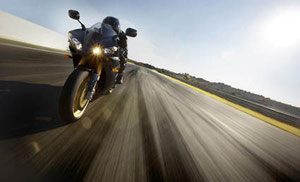Dank der geringen Stirnfläche, der tiefen und flachen Sitzposition und Lösungen wie den unter der Sitzbank platzierten Schalldämpfern bietet die Yamaha YZF-R1SP 2006 einen reduzierten Luftwiderstand und ein verbessertes Hochgeschwindigkeitspotential.