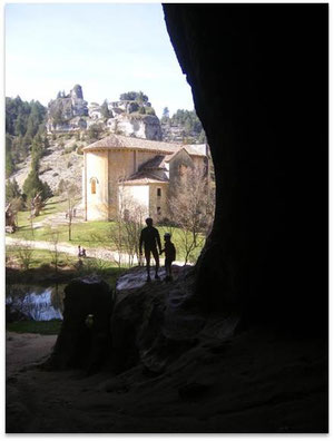 Cueva con la ermita de San Bartolomé al fondo