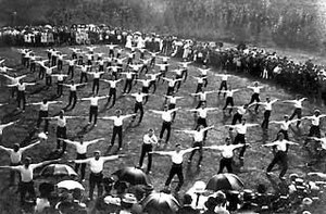 Vorführung von "Eichenkreuz"-Sportlern auf dem Kiebitzhof, 1909