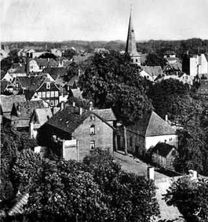 Blick in die damalige Göbenstraße (heute Daltropstraße), im Mittelgrund rechts die Synagoge mit dem angebauten Schulzimmer.