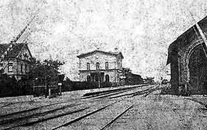 Bahnhof um 1875. Links Haus Saligmann (Lumpenhandel, Kökerstraße), rechts Güterschuppen