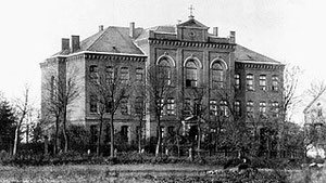 Der Neubau des Lehrerseminars von 1893, heute Volkshochschule an der Hohenszollernstraße