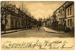 Auf der linken Seite der Kirchstraße befand sich um 1900 das Hotel Schmale mit einer Bierhalle (vorne). Später übernahm Hotelier Freese das Gebäude und nannte es Kaiserhof. Dieser Name ist allerdings bis heute mit dem ehemaligen Namen Niemöller Nr. 31 auf