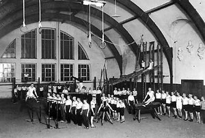 "Eichenkreuz"-Sportler in der Jahn-Turnhalle in der Bismarckstraße 1915