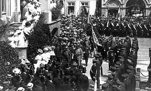 Fahnenweihe des Gütersloher Landwehrvereins 1907 vor dem Gütersloher Rathaus