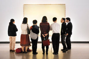 写真:中島佑輔 2011年11月11日横浜美術館「光をめぐる表現」展 みんなで鑑賞中。