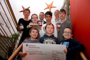 500 Euro und viel Marmelade: Die Freude bei den Lebenshilfe-Kindern (jeweils von links, vorne) Leon, Max, Lukas sowie (mitte) Lisa-Marie, Joseph und Ilias war groß, nachdem ihren Anne Feulner (oben rechts), die Geschäftsführerin der Maintal Konfitüren Gmb