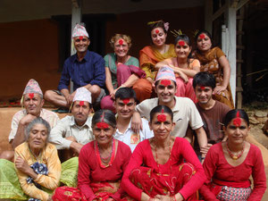 Familie von Toya mit Dagmar und Elena beim Dashain Fest