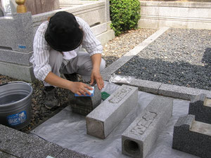 小物の手磨き作業の写真