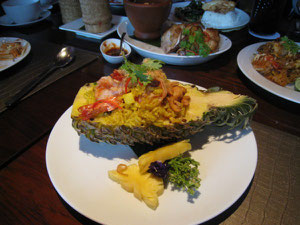 パイナップルをくりぬいて中に炒めたご飯が入っている料理。私の大好物です