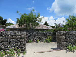 石垣とヒンプンと