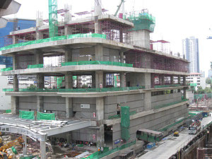 東南アジアでの大きなビルの建設現場。かなりしっかりしていますが、柱と床だけで耐震壁と呼ばれる壁がありません