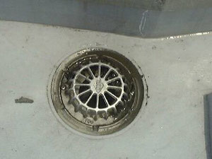 ベランダや屋根の雨水の排水口 この周辺などが水の侵入口になります