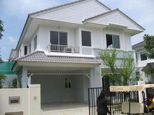 バンコクの中流家庭向住宅 数百戸の住宅が立ち並ぶ住宅地ですが全て建売りです