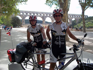 devant le pont du Gard