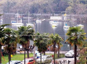 Lesa_Il porticciolo - Solcio di Lesa befindet sich am Lago Maggiore, 60 km von Mailand entfernt, in einer herrlichen Bucht zwischen Arona und Stresa, 1 km von Lesa und nur 10 Autominuten von Stresa entfernt. 