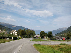 links unten vom Bild geht der Weg entlang dem Kinso, rechts von der Strasse liegt der Parkplatz der