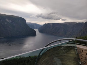 Blick vom Stegastein auf den Auerlandsfjord