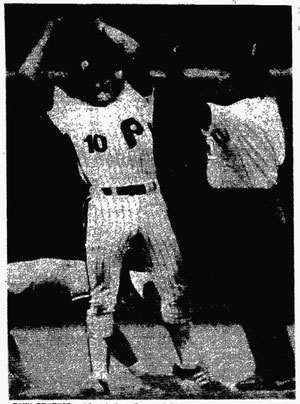 Larry Bowa argues with umpire Frank Pulli over a safe call in the first inning.