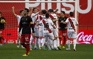 Víctor, en primer plano, desolado tras encajar el segundo gol del Rayo. Foto: Marca.