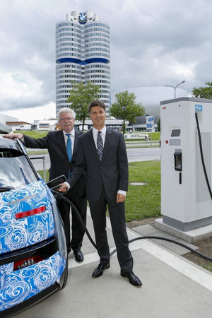 Harald Krüger (rechts), Mitglied des Vorstands der BMW AG, Produktion, und der Bayerische Wirtschaftsminister Martin Zeil (links) beim Laden eines BMW i3 an einer der neuen DC-Schnellladesäulen an der BMW Welt Foto: BMW AG