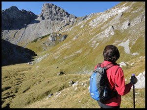 Prüfender Blick hinauf zur Rappenspitze, die wie eine Haifischflosse in den Himmel ragt.
