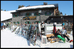 Beliebter Treffpunkt für Skifahrer und Tourengeher: Die Terrasse der Florihütte.
