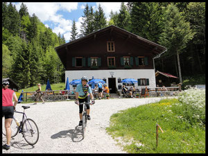 Das ehemalige Forsthaus Aquila: hier trifft der Radler bei schönem Wetter stets zahlreiche Gleichgesinnte.