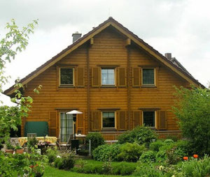 Dachdämmung, Blockhäuser, Holzhäuser, Haus, Eigenheim, Bauen, Architektenhaus, Bauvorhaben, Bungalow, Hausbau, Baustelle, Klappläden, Tipps, Ventilator, Hitze, Gesundheit, Blutdruck, Klimaanlage, Massivholzhaus, Dachwohnung, Immobilie, Dachboden